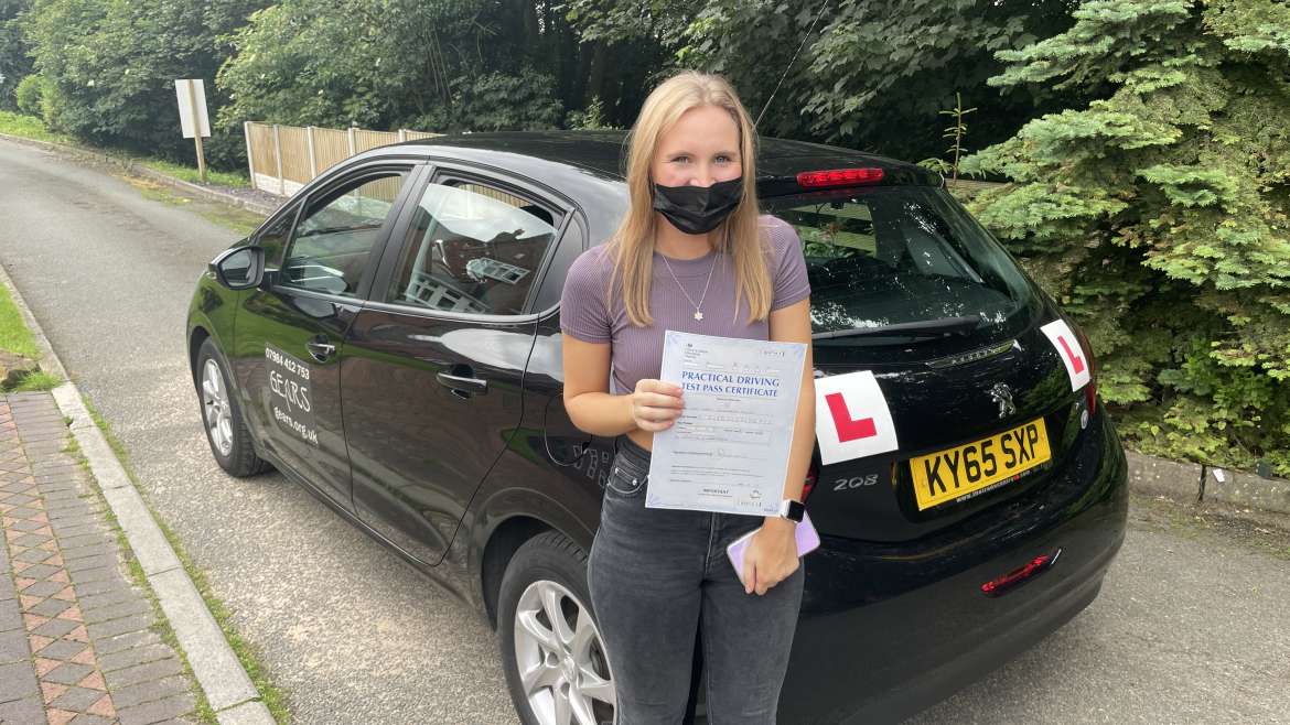 Naomi Sievers passed with Wrexham driving lessons. Gears